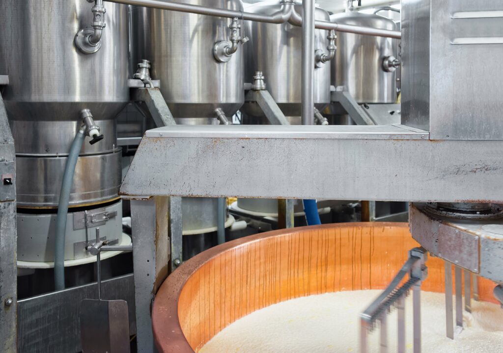Une chaîne de production laitière dans une usine agroalimentaire